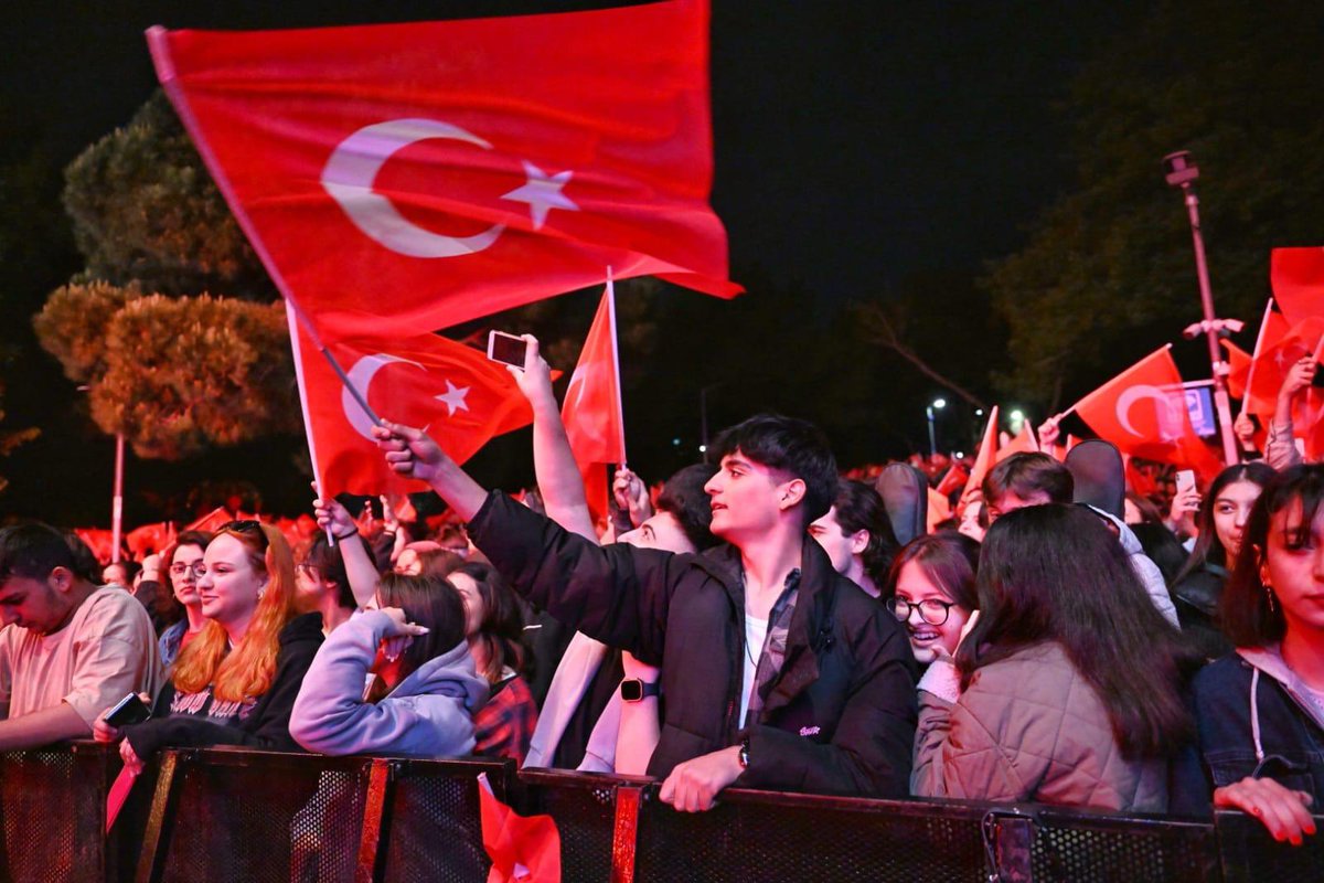 Şişli’de, 19 Mayıs’ı yaşadık. Maçka Demokrasi Parkı’nda, gün boyu süren etkinlikler ve @OfficialDuman konseriyle bağımsızlığımızın bayramını sevinçle kutladık.