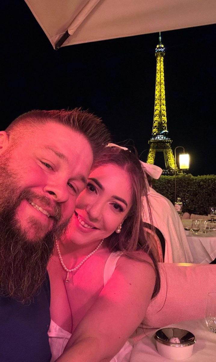 Kevin Owens and his wife Karina in Paris 🎨