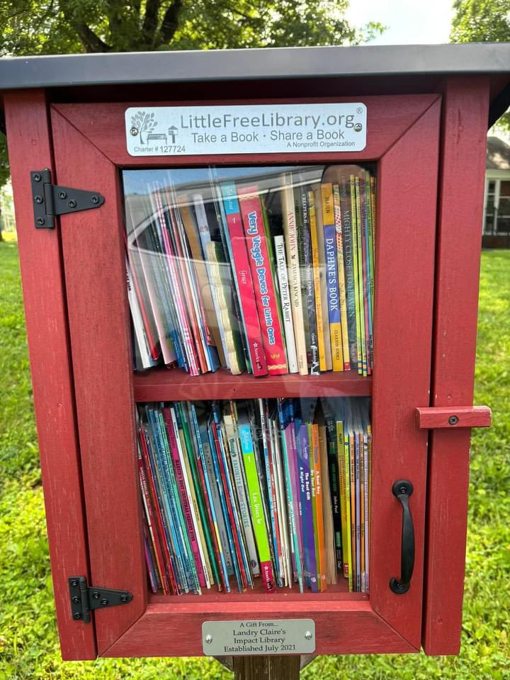 LCsFreeLibrary's tweet image. Both locations are FULLY stocked! Remember to like, follow, RT, and invite your friends to do the same! Thank you for visiting 
❤️Sharon Johnston Park 
💙 Hunter &amp;amp; Potter Grocery