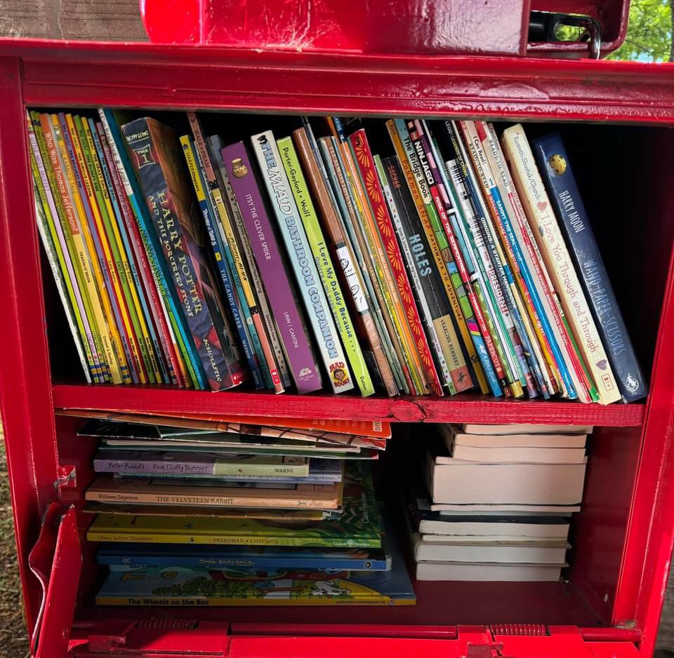 LCsFreeLibrary's tweet image. Both locations are FULLY stocked! Remember to like, follow, RT, and invite your friends to do the same! Thank you for visiting 
❤️Sharon Johnston Park 
💙 Hunter &amp;amp; Potter Grocery