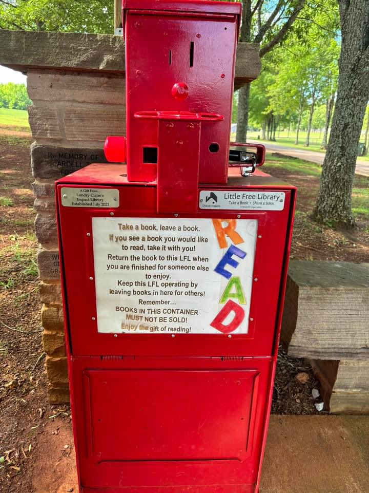 LCsFreeLibrary's tweet image. Both locations are FULLY stocked! Remember to like, follow, RT, and invite your friends to do the same! Thank you for visiting 
❤️Sharon Johnston Park 
💙 Hunter &amp;amp; Potter Grocery