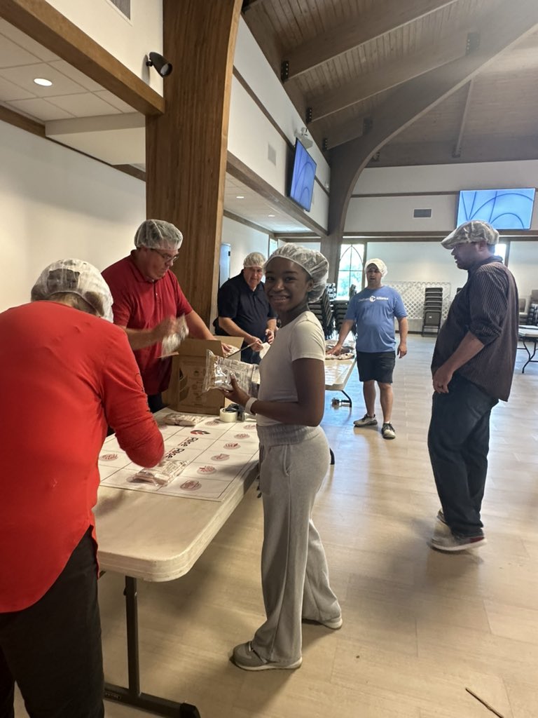 Packing Meals for Rise Against Hunger today! So proud to see these HOSA and Cheerleaders from Seaforth there. #onechatham @seaforthhs @weareseaforth @AP_SeaforthHigh