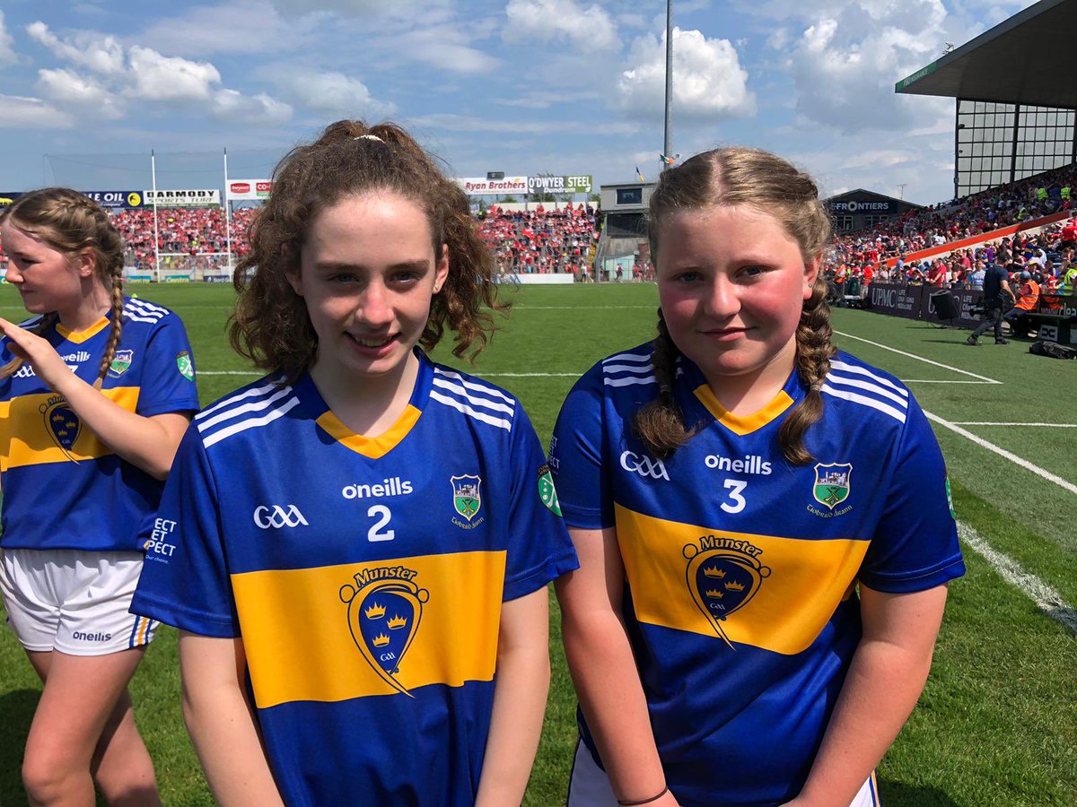 TippCumanNamBun's tweet photo. Well done to our Primary Game Camogie team who served up an exhibition in today’s @MunsterGAA match with @sciathnascol.

So much talent on display from both teams. 

Our girls even found the time for a chat with the great @MartyMofficial. 

Well done girls. 

😊    🇺🇦 https://t.co/L3yEgIDJqQ