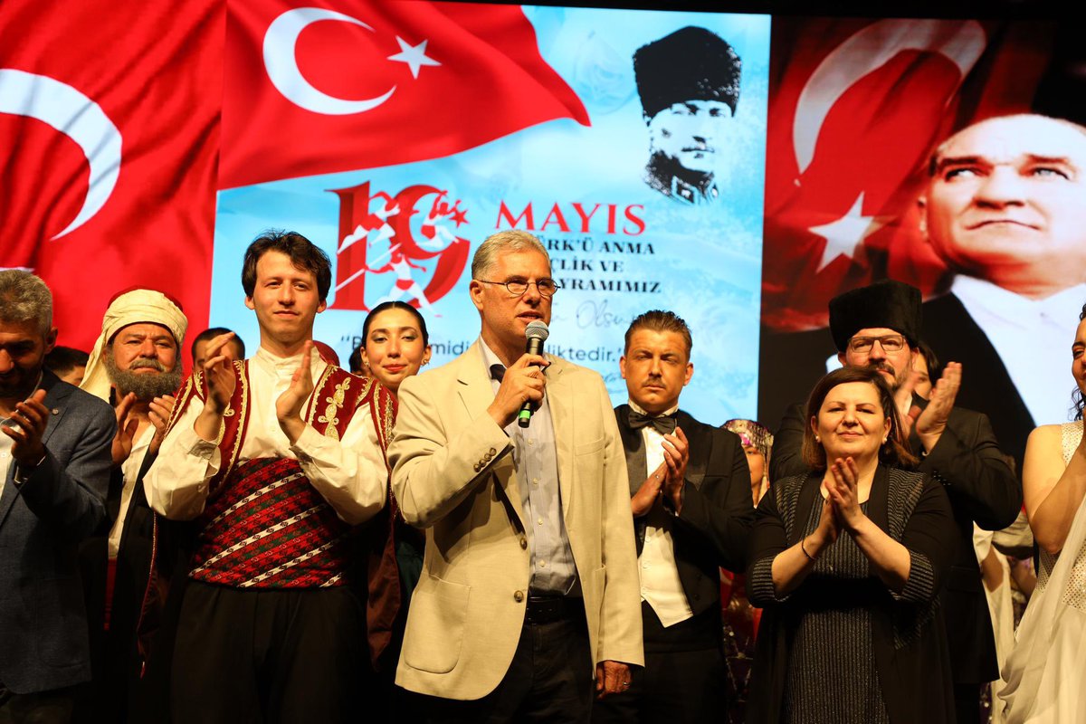 Bugün sahneyi gençlerimize bıraktık. Gençlerimizin bayramını, hep beraber kutladık. Etkinliklerimize destek veren Turhan Tayan Anadolu Lisesi öğrencilerine ve Prusa Sanat Spor Kulübü'ne teşekkür ediyorum. Ulu Önder Mustafa Kemal Atatürk hepimize çok önemli bir görev verdi. Bu