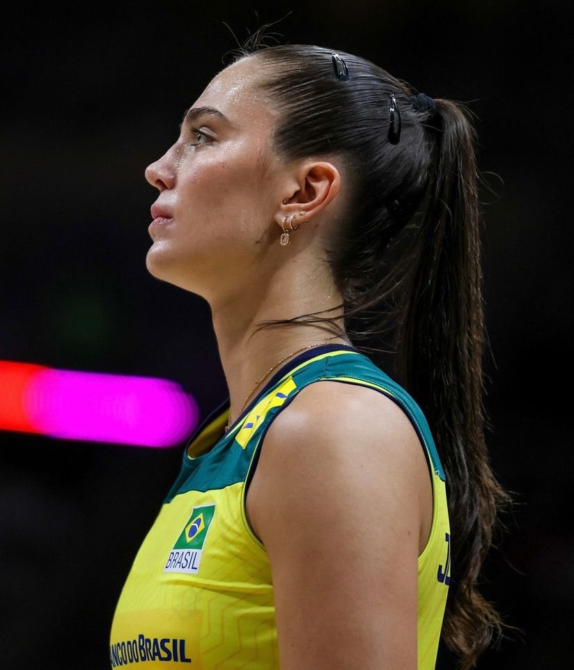ToFlyVolleyball's tweet photo. 🚨 URGENTE

Os exames após a entorse da central Julia Kudiess constataram uma lesão ligamentar do joelho e uma microfratura do platô tibial.

Júlia Kudiess voltará para Belo Horizonte e está fora do restante da Liga das Nações. https://t.co/G6ab0qRDo9