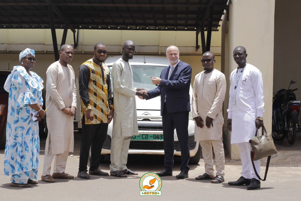 ADjiguitou61340's tweet photo. Bonsoir la famille 
Vous informer en ce jour que l’Union européenne a fait don d’une voiture de marque Citroën à l’association Djigui_tougou qu’Allah les récompensent Amin 🤲🏽🤲🏽🤲🏽🤲🏽 https://t.co/kWEGL05V2T