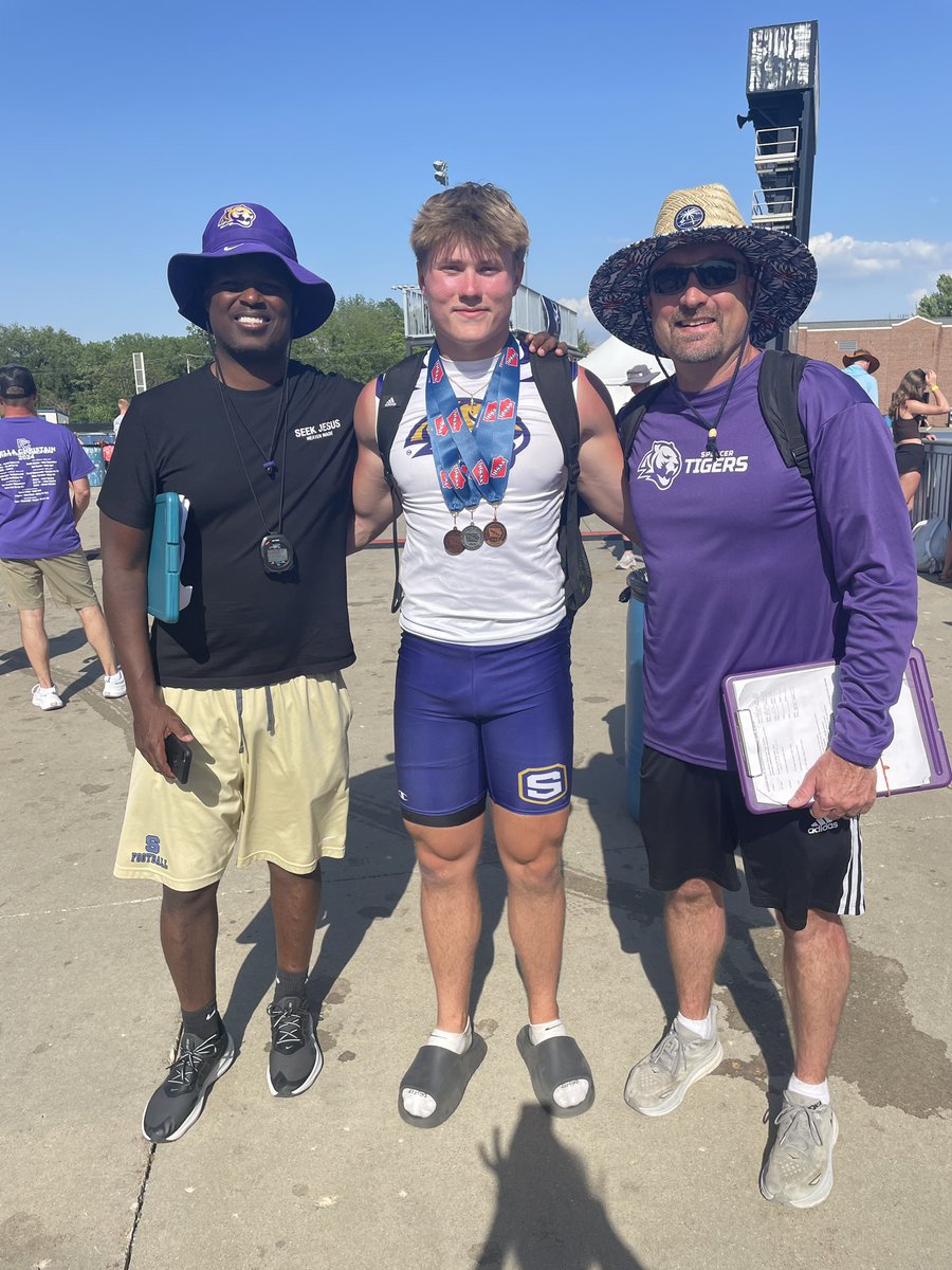 MilesRobbins4's tweet photo. great state meet this past weekend, ran a pr of 10.95 in the 100 and broke 2 school records in the 4x100 and 4x200. (230lbs) https://t.co/meo4A3XwIq