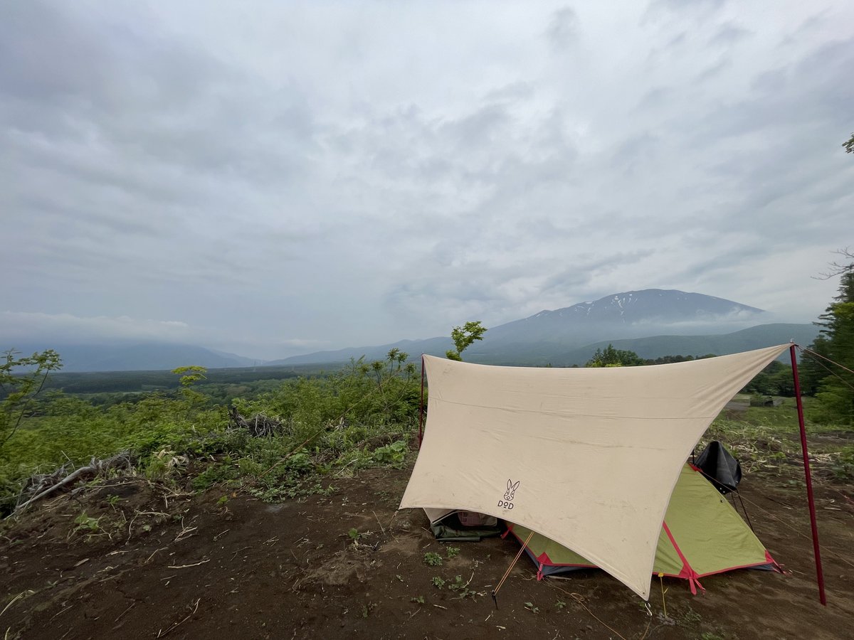 Matsumaz's tweet image. おはようございます。
夜明け前からポツリポツリとタープに雨音が聞こえて天候確認したら今日一日弱雨と変わっててブルーマンデー_(┐「ε:)_
遠くの山々は隠れてる…
まあ岩手山見えるからいいっか。
#岩手県 #岩手山 #滝沢市 #キャンプ場