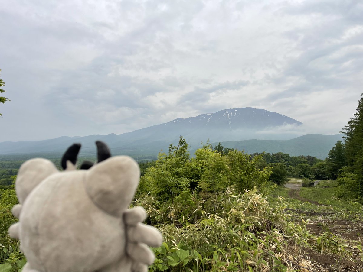 Matsumaz's tweet image. おはようございます。
夜明け前からポツリポツリとタープに雨音が聞こえて天候確認したら今日一日弱雨と変わっててブルーマンデー_(┐「ε:)_
遠くの山々は隠れてる…
まあ岩手山見えるからいいっか。
#岩手県 #岩手山 #滝沢市 #キャンプ場