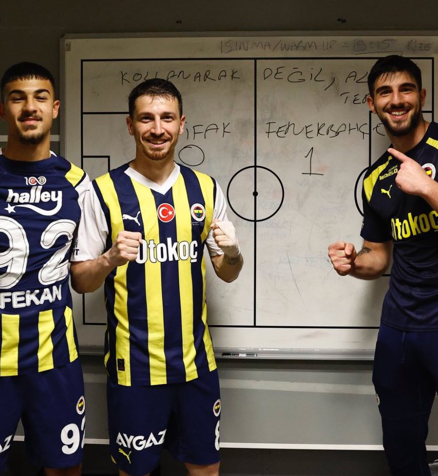 Fenerbahçe soyunma odasında tahtaya 'Kollanarak değil, alın teriyle.” yazıldı.