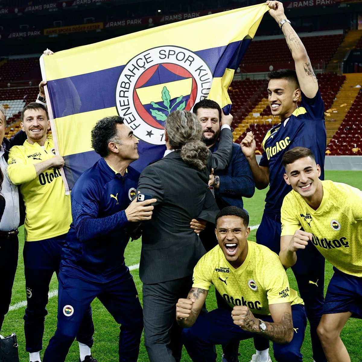 Galatasaray stadyum müdürü Ali Çelikkıran'ın Fenerbahçe bayrağını almaya çalıştığı an.