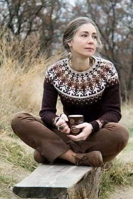 كاذب ذلك الشيب الذي يزحف مسرعا ليغطي سواد شعرنا 
لا يمثل عمرا بل يمثل أوجاعا خلفتها الأيام والسنين فنحن متعبون لأننا نعيش الحياة المتاحة لا المطلوبة لكن يبقى جزء منا يريد أن يهزمناوجزء آخر يناضل ألا ينكسر لندرك معنى الضعف والقوة  فى آن واحد
 لماذا لم يخبرنا أحد أن الكبر متعب💔