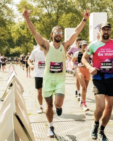 ✨NEW✨ Jonny on the finish line at Hackney Moves Half Marathon!! You can still support Jonny and @justlikeusuk in the link in my stories and Jonny’s IG bio ♥️🏳️‍🌈🏳️‍⚧️ 📸: london-post.co.uk/tv-stars-join-… #jonathanbailey