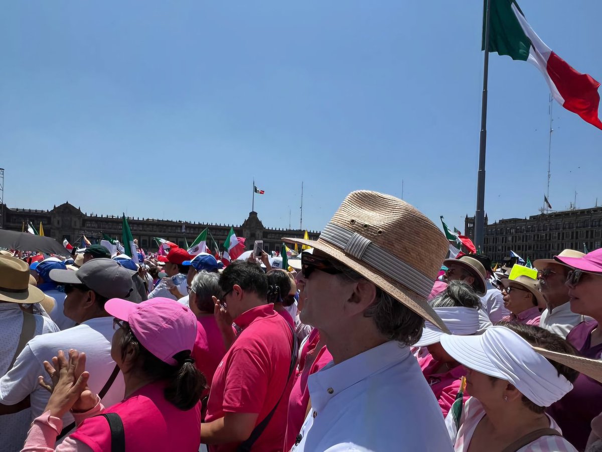 Toda una #MareaRosa llenó el Zócalo de la #CDMX y otras ciudades para dejar en claro que queremos un mejor México para todos, ¡un México de vida, verdad y libertad con @XochitlGalvez! ¡Viva México 🇲🇽! #MxSinMiedo #MareaRosaConXóchitl