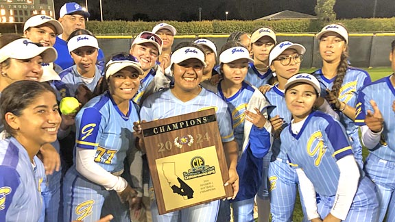 Gahr Had Own Story To Write In Final. Gladiators rally with two outs, nobody on to score twice and spoil sentimental dream of California (Whittier) in CIFSS D2 final. Condors still playing on in SoCal regionals. @HaroldAbend @GoGahrHS @James_Escarcega calhisports.com/2024/05/19/gah…