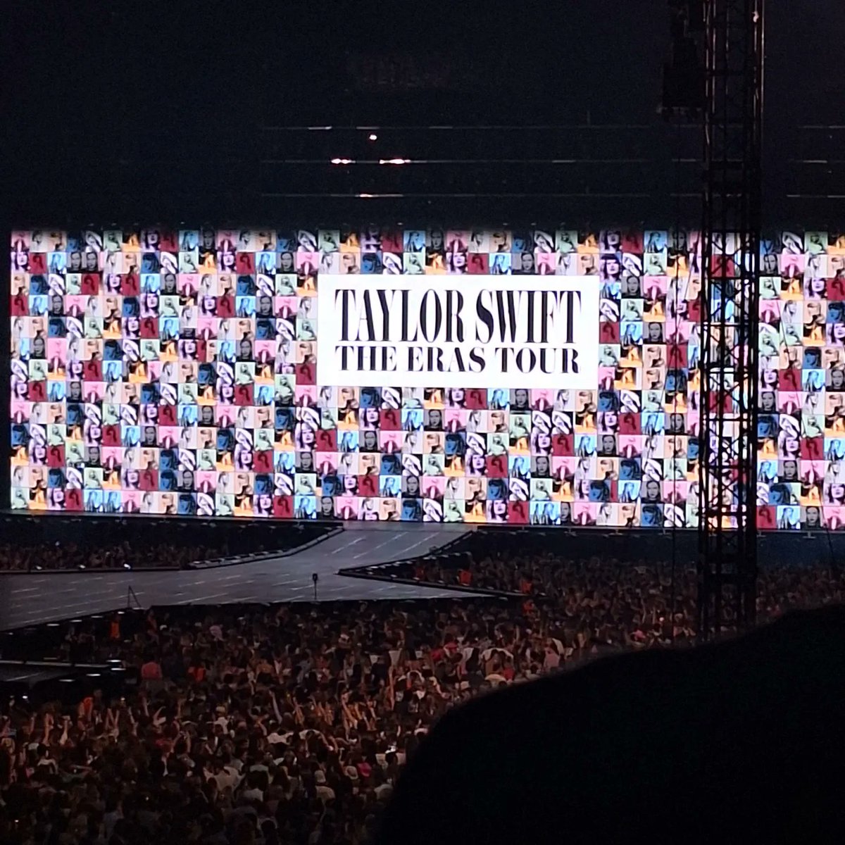 Çok değil birkaç gün önce şöyle bir şey yaşadım. 

#TaylorSwift #THeErasTour #StockholmTStheErasTour