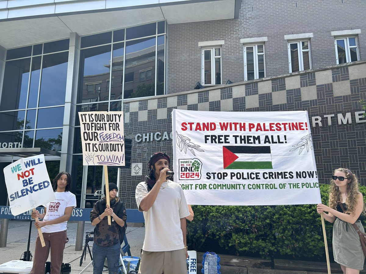 Merawi starts off today’s rally held by the @MarchOnDNC2024 coalition in front of the Chicago police department at 1160 N Larrabee St to demand for the liberation of all political prisoners from Chicago to Palestine! #FreeAllPalestinianPoliticalPrisoners #FreeThemAll