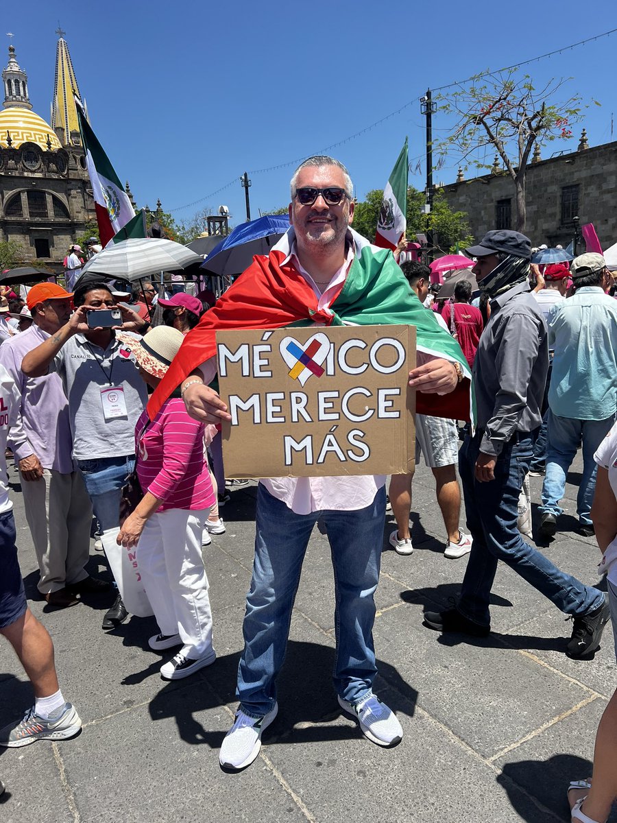 ilRafafa's tweet photo. Acá en #Guadalajara como en todo México  yo y millones de mexicanos con la #MareaRosaConXóchitl.

¿Estamos de acuerdo que vamos a ganar el 02 de junio?

#XochitlYaGanó 🇲🇽🤞🏼 https://t.co/KPQCf48po3