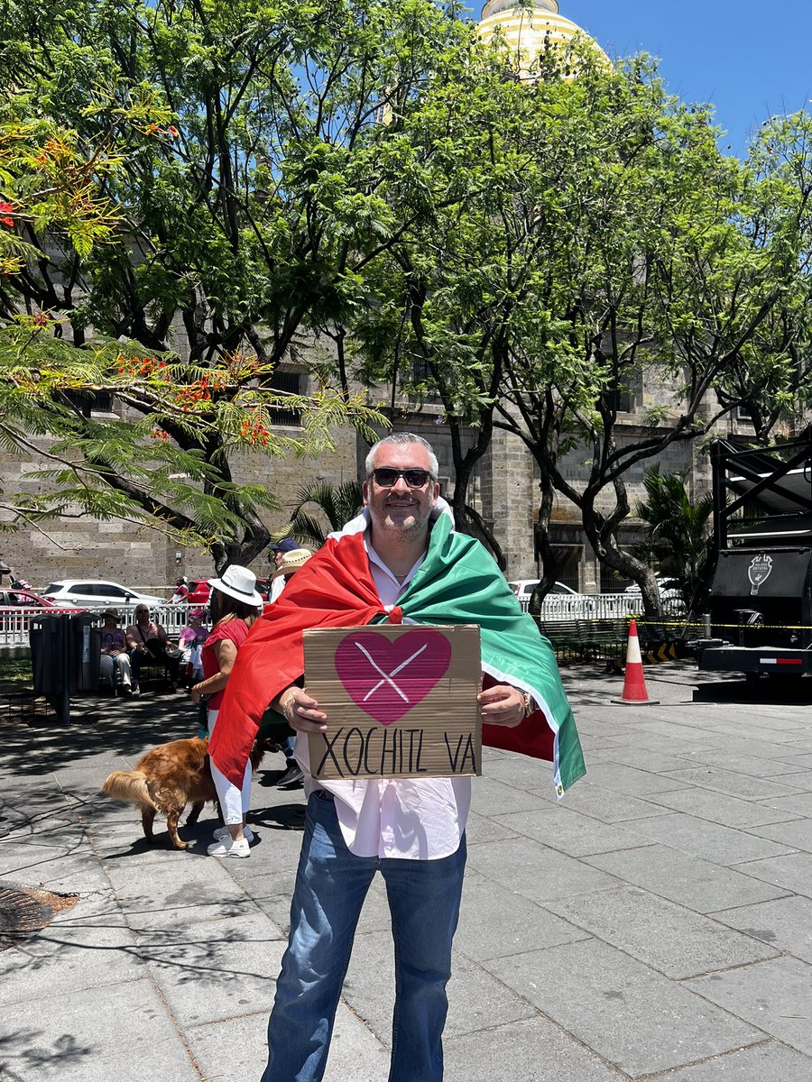 ilRafafa's tweet photo. Acá en #Guadalajara como en todo México  yo y millones de mexicanos con la #MareaRosaConXóchitl.

¿Estamos de acuerdo que vamos a ganar el 02 de junio?

#XochitlYaGanó 🇲🇽🤞🏼 https://t.co/KPQCf48po3