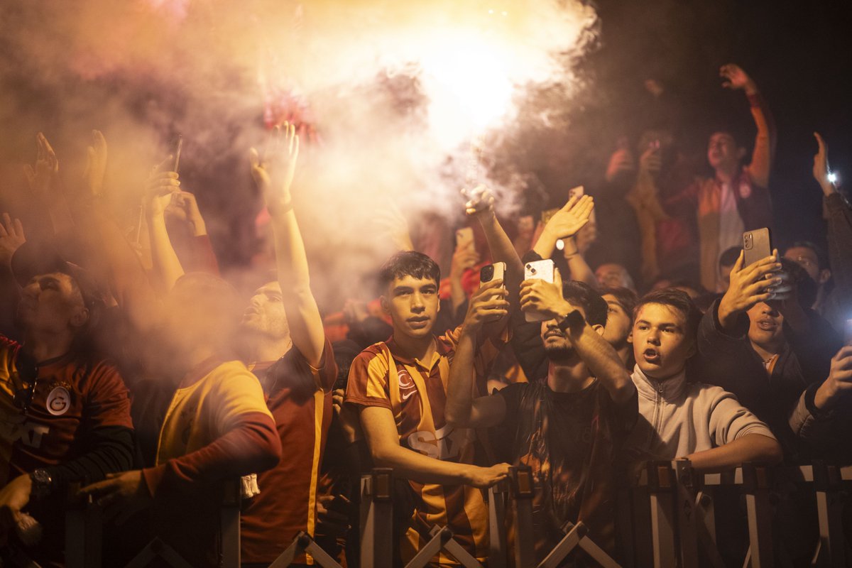 mackolik's tweet photo. Galatasaray kafilesi, Florya'da meşalelerle karşılandı 🦁 https://t.co/YLoeK3IjSG