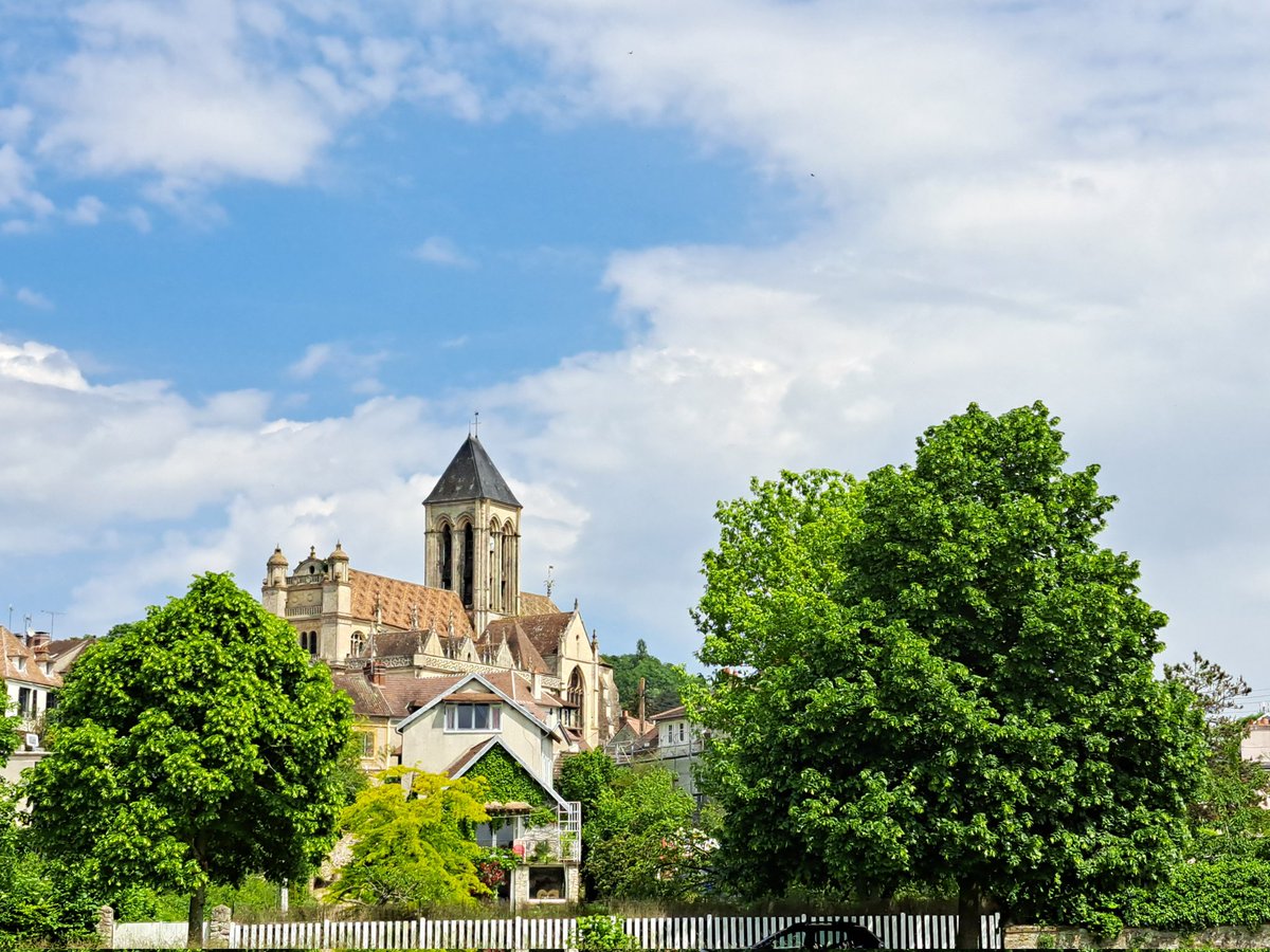 Église de #Vetheuil95 vue depuis les bords #Seine. Parfois je me prends pour #ClaudeMonet #Impressionnism @SortiesValdOise #BaladeSympa #MagnifiqueFrance @LmrTourisme