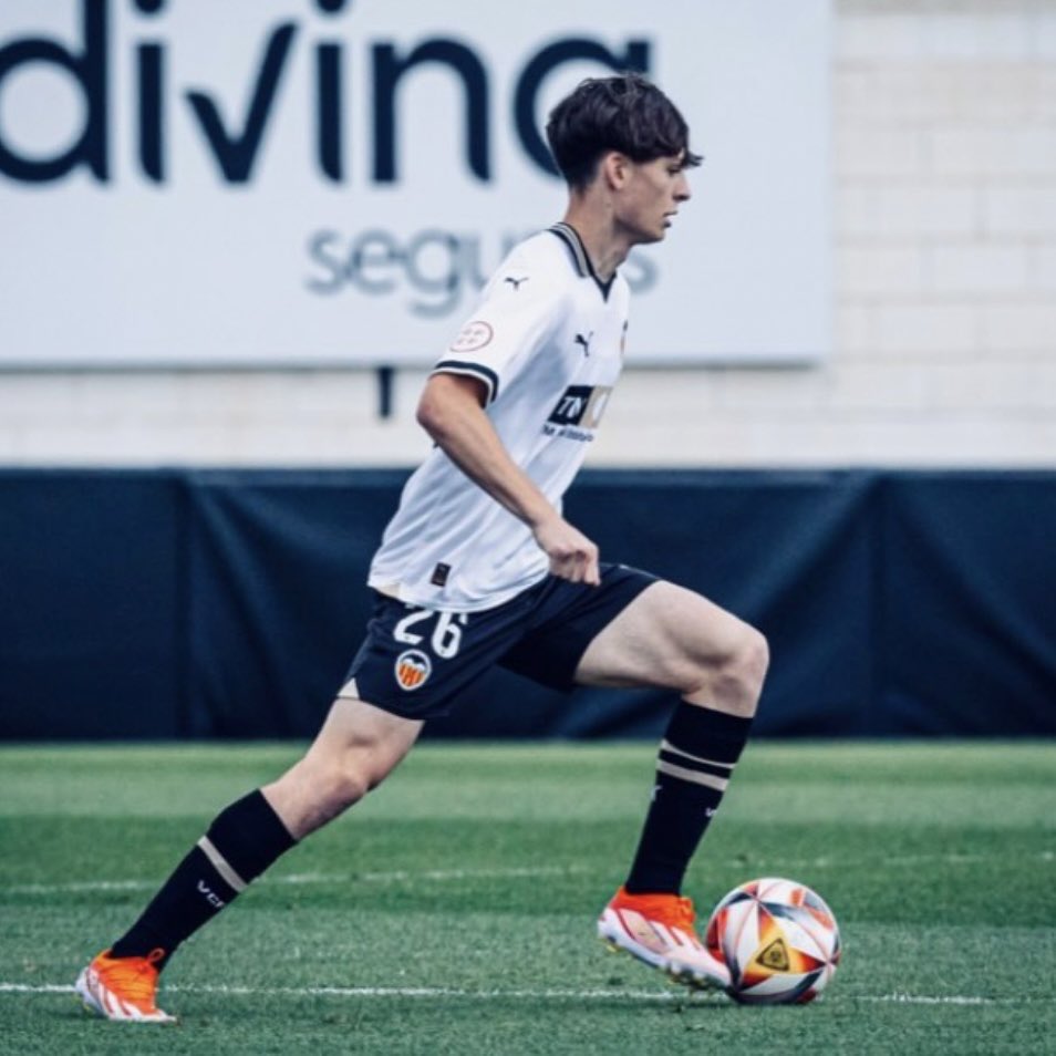ivaanherraiz's tweet photo. 🎥 El golazo de falta del Juvenil B del #VCF

👤 Estévez (2007) la clava colocada con la fuerza exacta. La calidad de esa zurda. Llegó del Mallorca en verano tras ocho años allí @PrimeraDestino

🔎 6/8 que ha jugado todo con el Juvenil B y ha sido tres veces titular con el A https://t.co/z5lkgO3CqV
