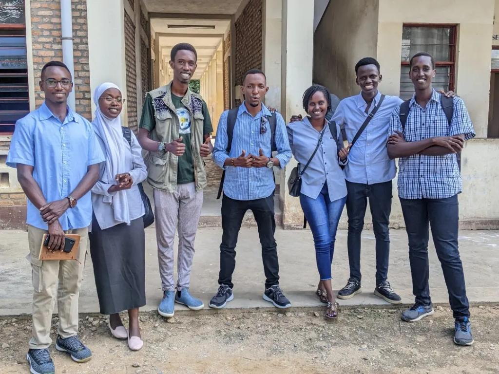 School visit at Lycée de la CEPBU 

Agents of transformation do the #school_visits at different clubs where YIM operates: we learn, we laugh as we grow together. 

#YOUTHLEADERSHIP