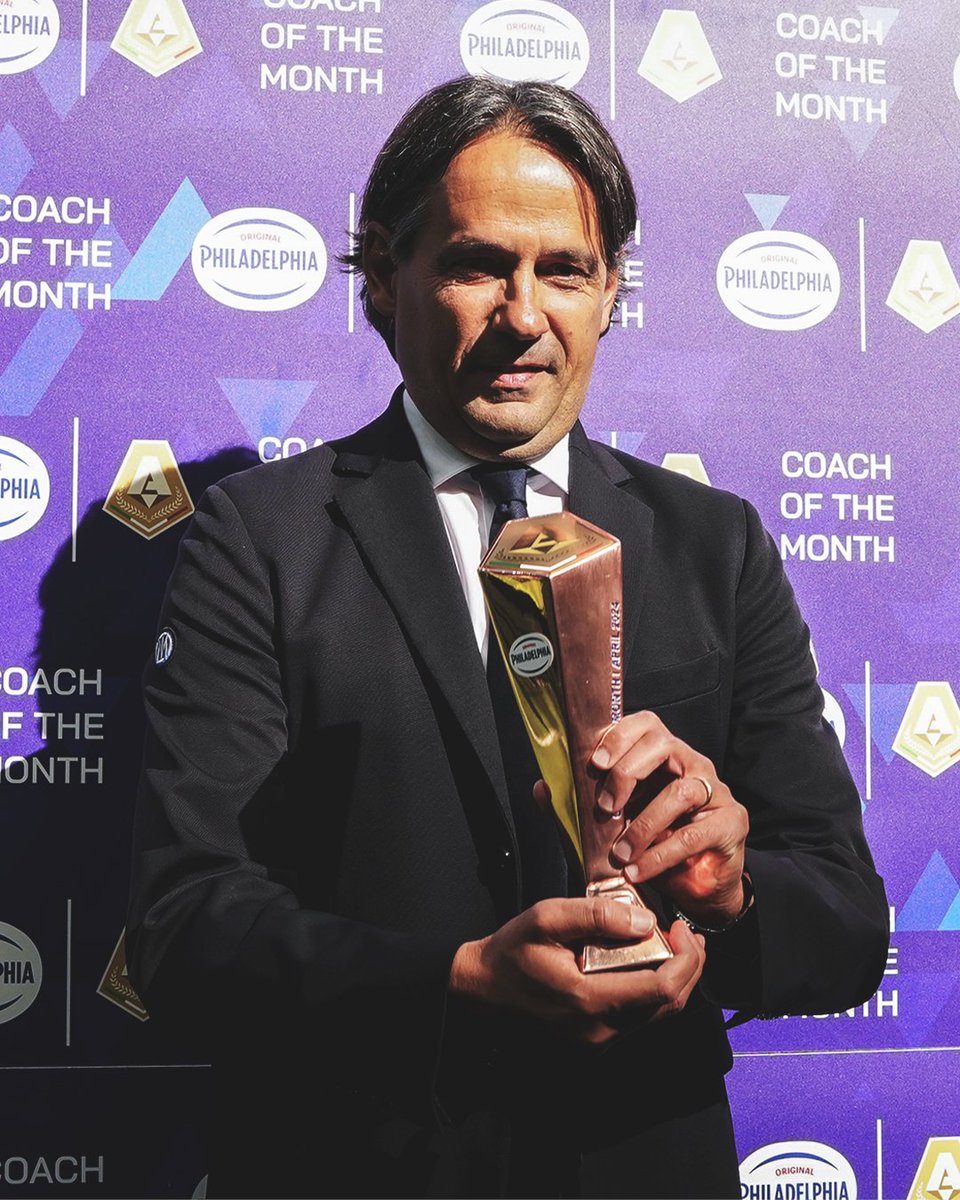 👔 Mister Inzaghi ritira il suo premio di 𝑪𝒐𝒂𝒄𝒉 𝒐𝒇 𝒕𝒉𝒆 𝑴𝒐𝒏𝒕𝒉 di aprile 👏

#COTM #PhiladelphiaItalia