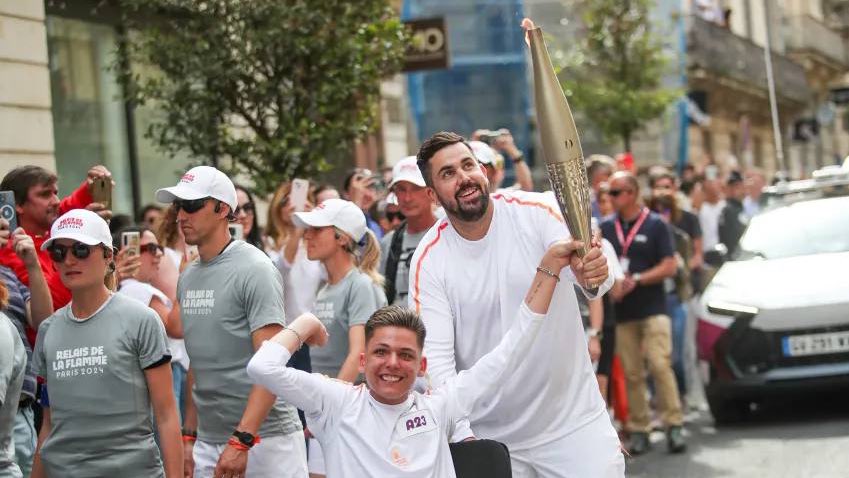 Quelle semaine pour @VictorArtus et toute l’équipe du film « Un p’tit truc en plus » : relais de la Flamme avec Sofian lundi et record d’entrées au cinéma ! La culture et le sport peuvent jouer un rôle décisif pour faire changer les regards sur le handicap. Bravo et merci ! 👏