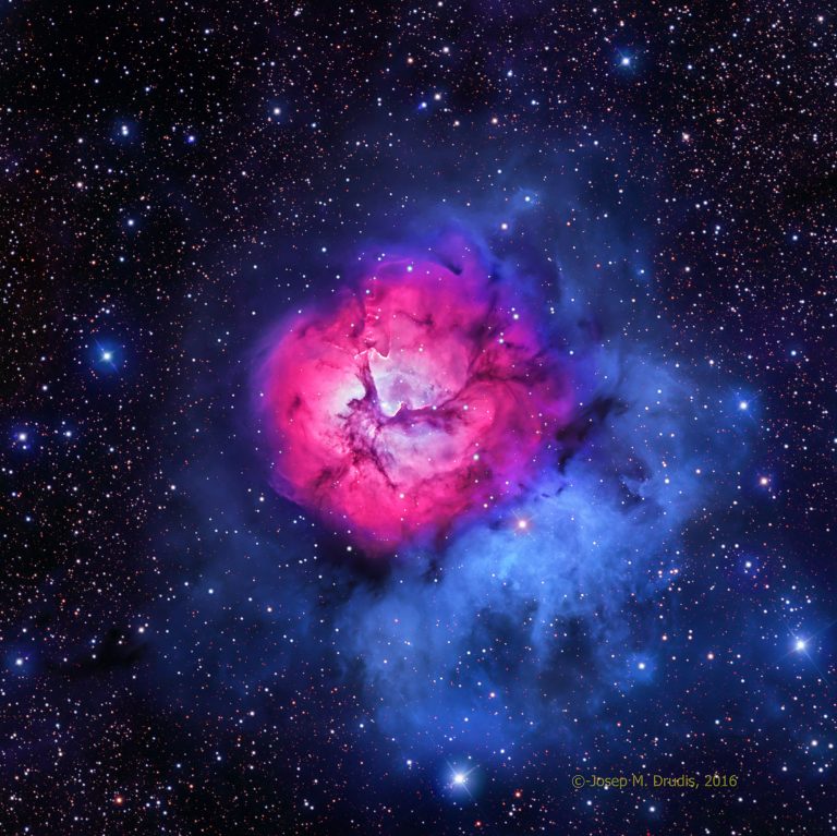 M20 (Trifid Nebula) is a bright, very peculiar H11 region located about 5,200 light years away in north-west Sagittarius. Discovered in 1764 by Charles Messier, this fascinating cosmic nursery comprises three types of nebulosity and an open cluster of stars. 📷 Astrodrudis #M20