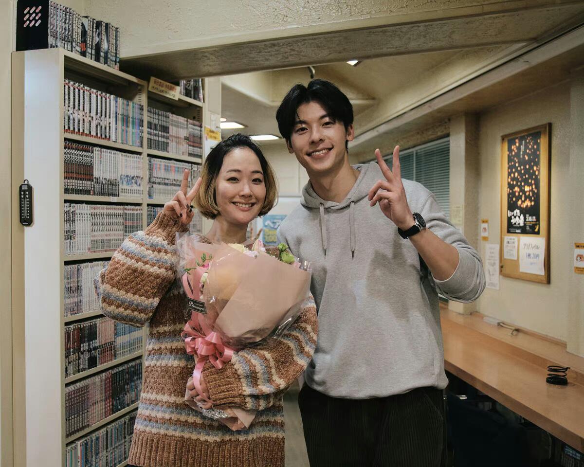 촬영 끝날 때마다 꽃다발과 함께 사진 찍는 청춘18×2팀이 너무 예쁘다💐