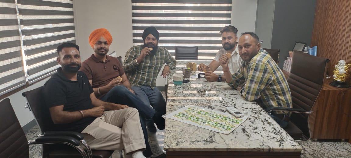 Celebrating 🎉 their milestone over tea & cookies !! 

BOD of Foodbliss Agritech Farmer Producer Company #FPO, #Patiala #Punjab achieved a turnover of ₹2.60 crore in the first year of incorporation 💐

Sweet success
of hard work.