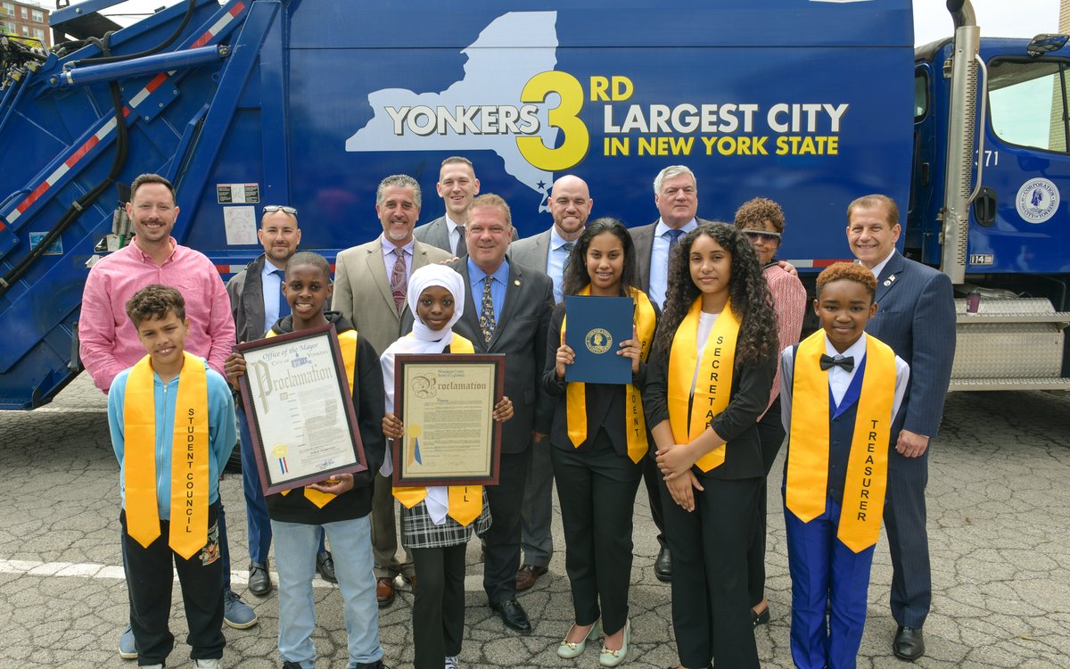 Happy #NationalPublicWorksWeek! ♻️ Yonkers DPW shared their initiatives at Family School 32. Students had a blast exploring and understanding their role in our city's wellbeing. Street sweeping, snow plowing, and garbage collection- quite an adventurous start to the day! #NPWW