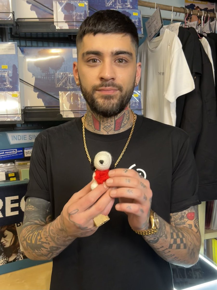 concertleaks's tweet photo. Zayn with a little snoopy at his signing today! https://t.co/7fiwI0uVjI