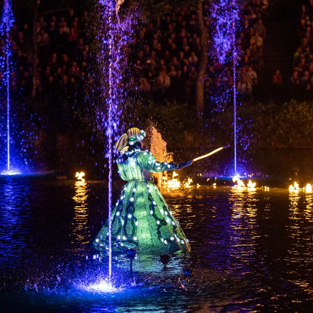 FÉÉRIQUE ! ✨​

La Muse glisse sur le lac enchanté des Noces de Feu ! 🌊​

©Arnaud Masson
#NocesdeFeu #PuyduFou2024 #LiveShow