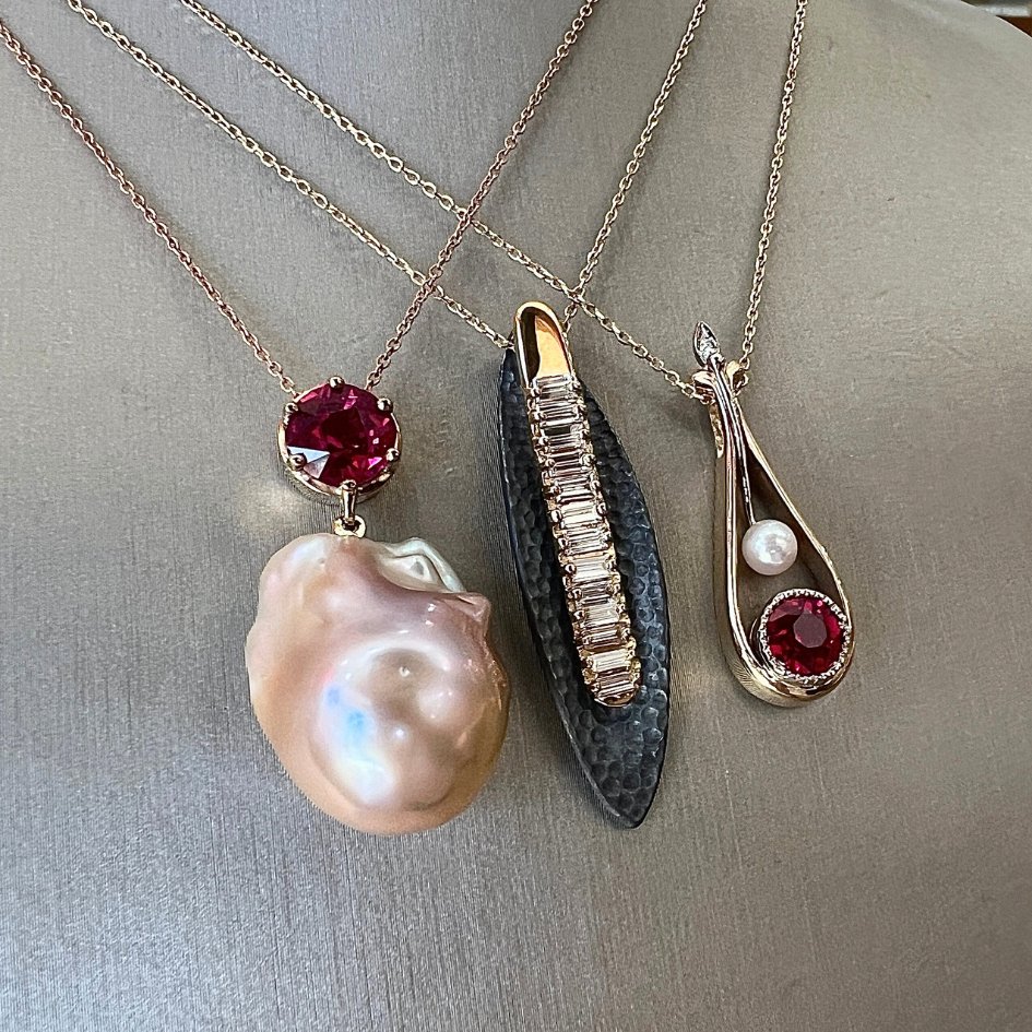 Featured here are our #handcrafted #recycledjewelry that have been on #LiveMeltMondays:bit.ly/SK-Bespoke-Blog
💎 Antique Inspired #Ruby & #Pearl Pendant
💎 Silver #GoldDiamond Leaf Pendant
💎 Antique Inspired Ruby, #Diamond & #PearlDrop Pendant #morgantownwv #westvirginia