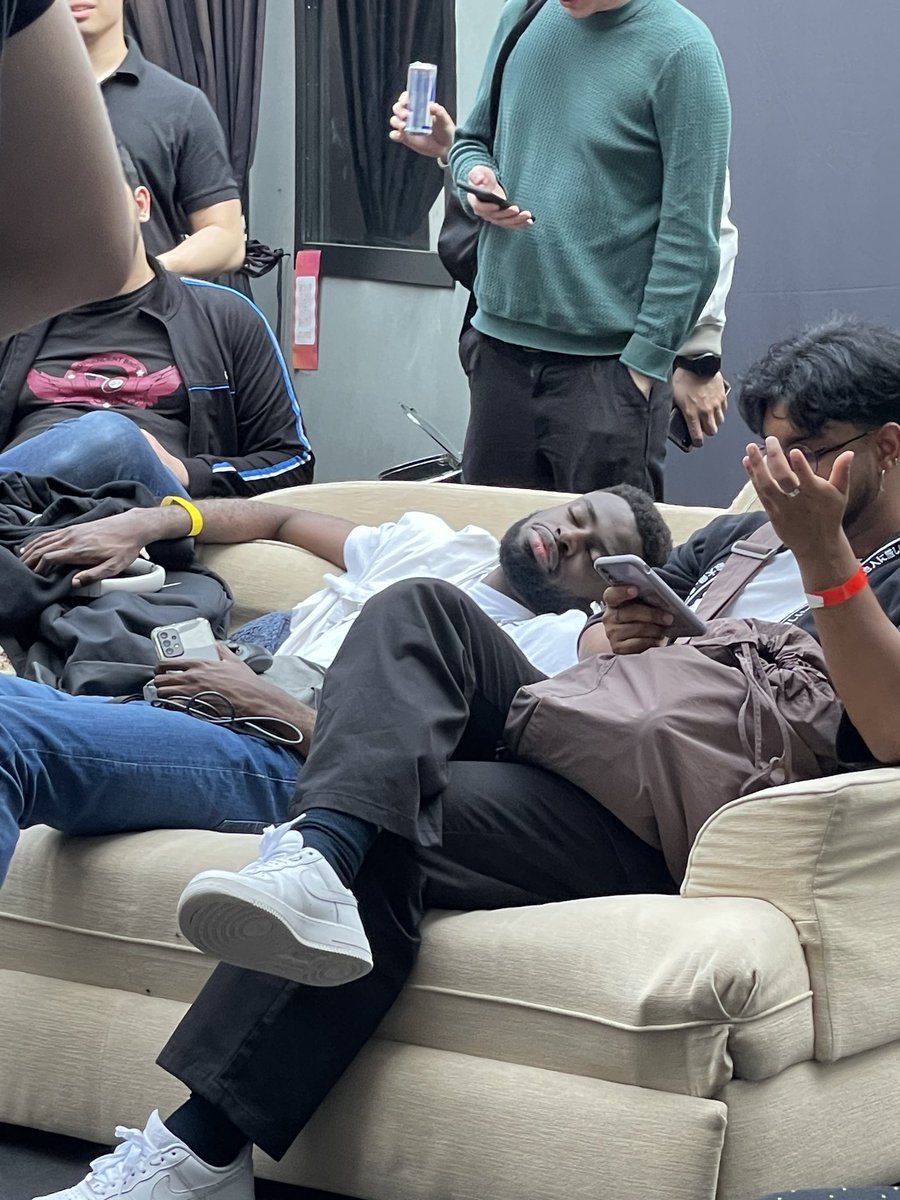 Le set Neeroz vs Pew semble avoir fait une victime, mais les canapés sont validés apparemment ! 

#Gaia