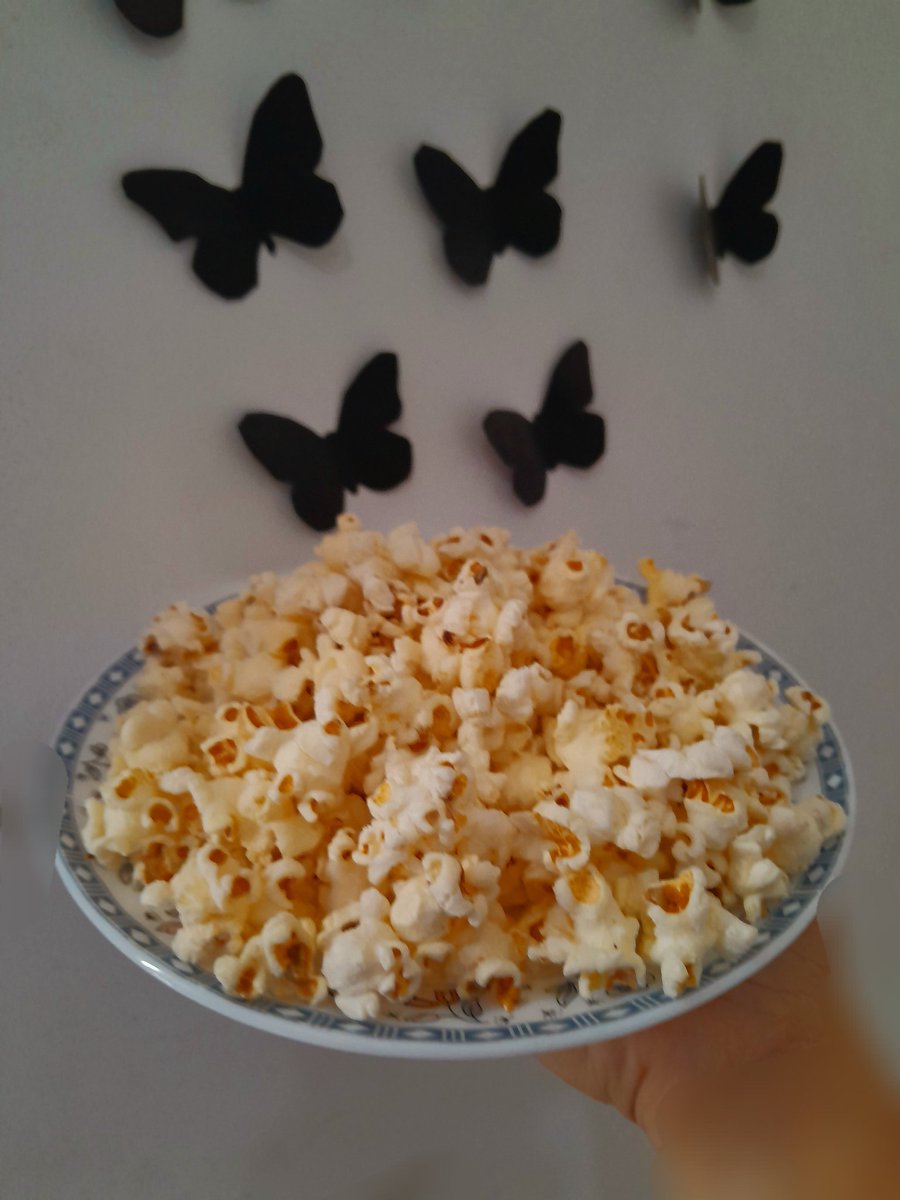 يبخت اللي بياكل الفشار من ايدي بجد 💗