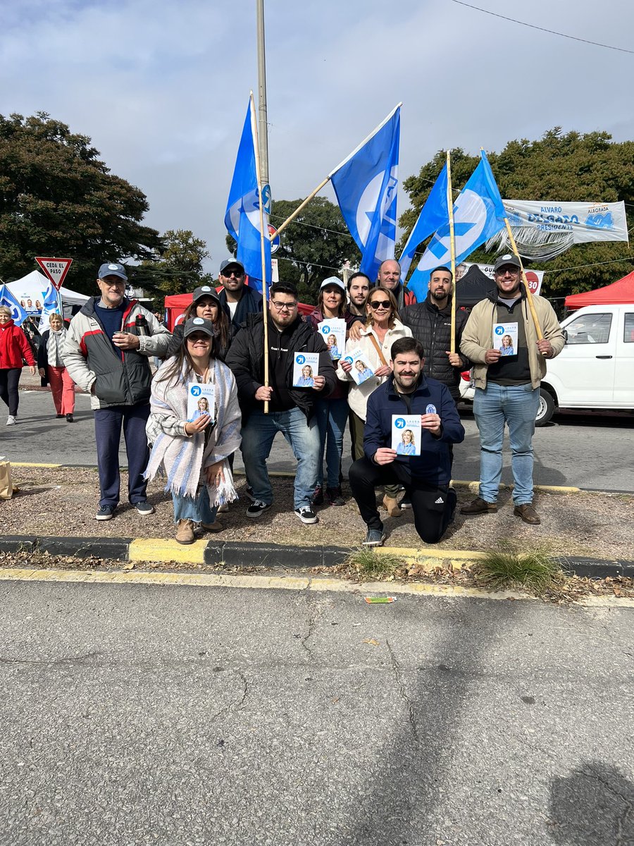 Otro domingo de militancia en la feria del parque rodo 📍, junto al Edil @BrunoAstengoUy y @Sinergia_71 con la @lista71 la lista de Laura en Montevideo ⚪️🔵