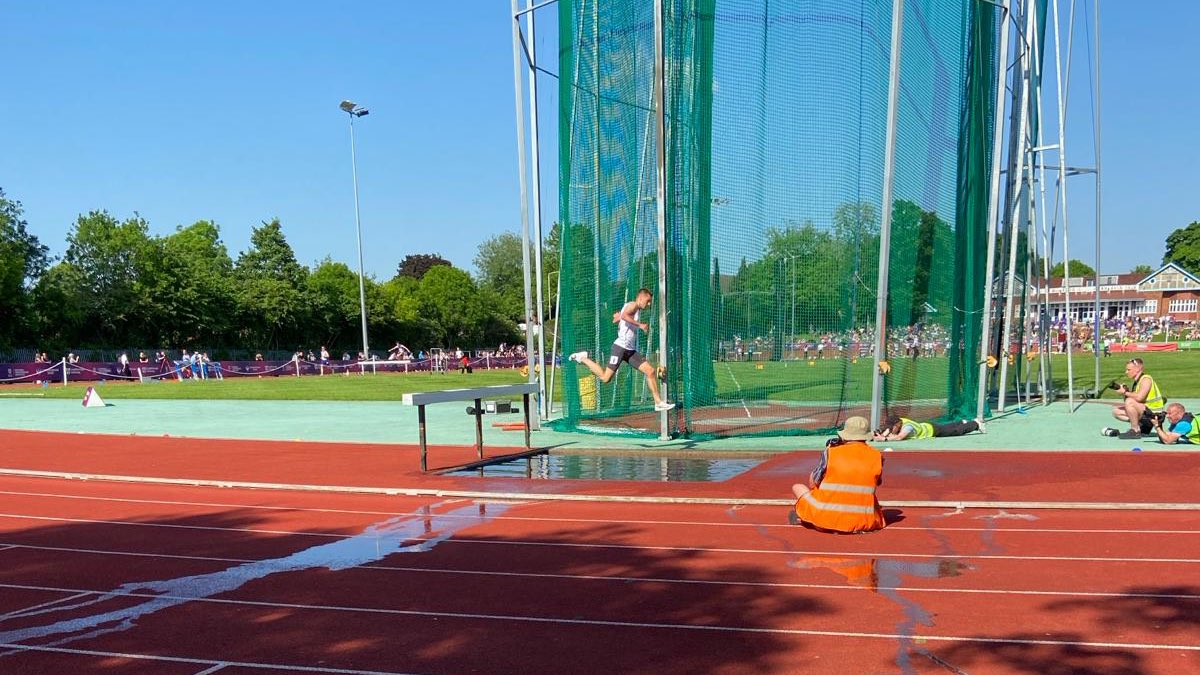 Dominant run from Ricky Harvie in the 3000m steeple chase to take the win in 9:06.17 🏴󠁧󠁢󠁥󠁮󠁧󠁿 #LIA2024