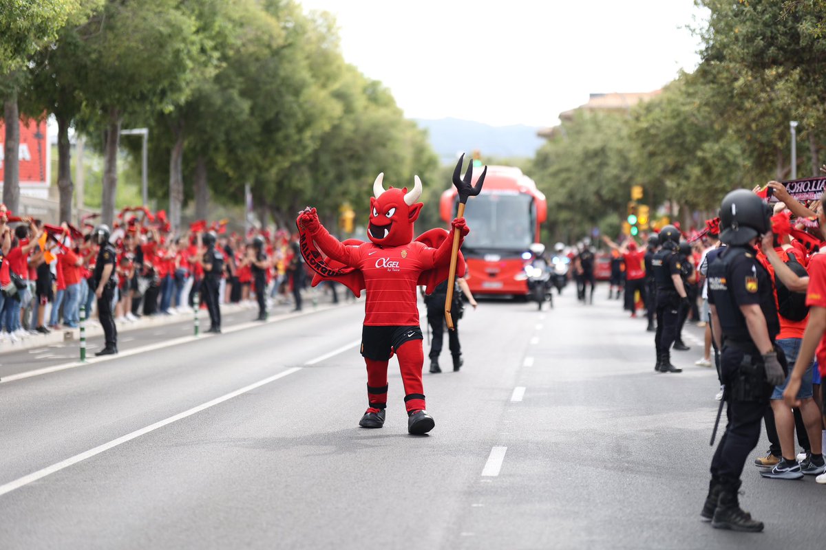 RCD_Mallorca's tweet photo. Per voltros. 
Per noltros. 

𝐏𝐄𝐑 𝐓𝐎𝐓𝐀 𝐌𝐀𝐋𝐋𝐎𝐑𝐂𝐀 ❤️🖤 https://t.co/c7KP3g2a9k