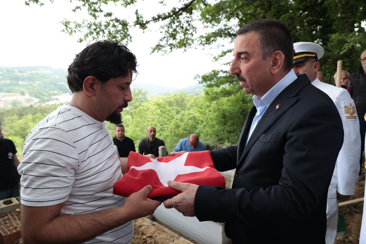 Valimiz Osman Hacıbektaşoğlu, vefat eden Kore Gazimiz Hasan Yılmaz’ın Beycuma Merkez Camisinde düzenlenen cenaze merasimine katıldı. Valimiz Hacıbektaşoğlu, kahraman gazimize Allah’tan rahmet, kederli ailesi ve sevenlerine başsağlığı ve sabır diledi.