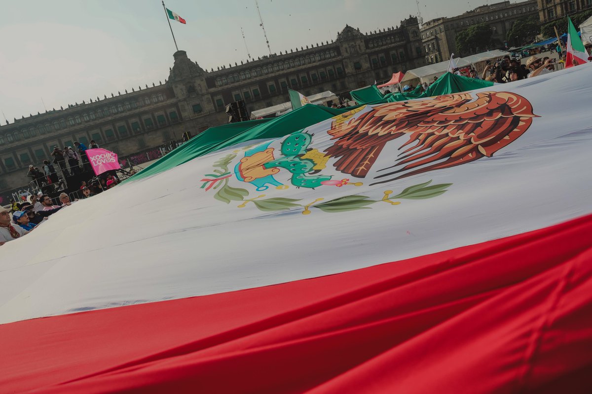 Nuestra bandera es el símbolo más importante de unidad nacional. 🇲🇽 Su escudo y sus colores nos pertenecen a todas y todos. ¡Viva México! #MareaRosaConXóchitl