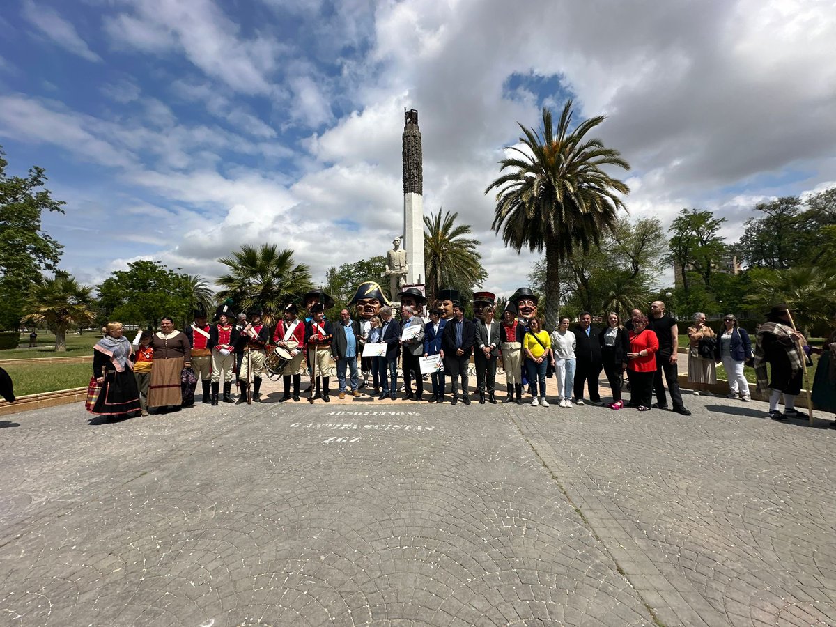 A punto de terminar las fiestas del Arrabal es momento de agradecer a los vecinos su comportamiento ejemplar y a todos los que dedican horas y horas a que todo sea un éxito. También es día de premiar a nuestros vecinos Santiago Arche, Josemari Rodrigo y Ángel de Castro