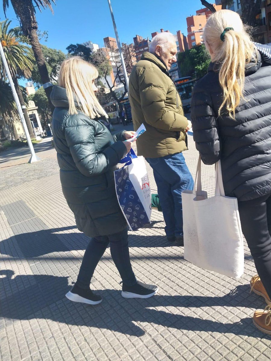 Ayer, nuestra dirigente @lucia_dasilva01 estuvo en el municipio CH militando en la puerta del Shopping Punta Carretas, charlando con vecinos y comerciantes. #SeguimosSumando #LauraRaffo #HagamosHistoria #AdrianaBalcarcel