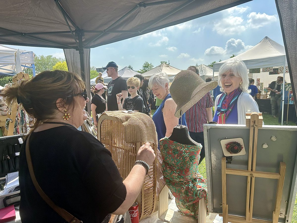 Ambiance conviviale sous le soleil au marché des créateurs à #Lambersart ☀️ Une centaine d’exposants proposent des produits originaux pour tous les amateurs de belles créations ! Évènement qui met en avant la créativité et le savoir-faire des artisans locaux 👏