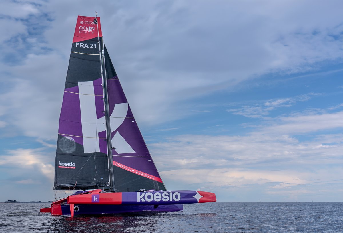 Koesio a quitté la Trinité cet après-midi. Cap sur Saint-Malo pour l'Act 1 de l'Ocean Fifty Series. L'occasion d'apprécier la nouvelle déco "Koesio Aventures 2024" 🤩