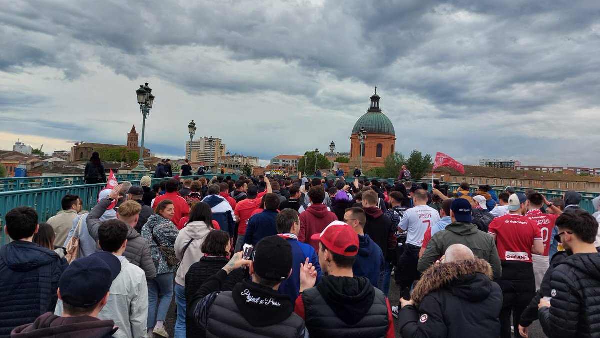 🟣⚪️ Un impressionnant cortège de supporters brestois vient de partir de la place Saint-Pierre. Le parcage du Stadium sera complet.

#TFCSB29