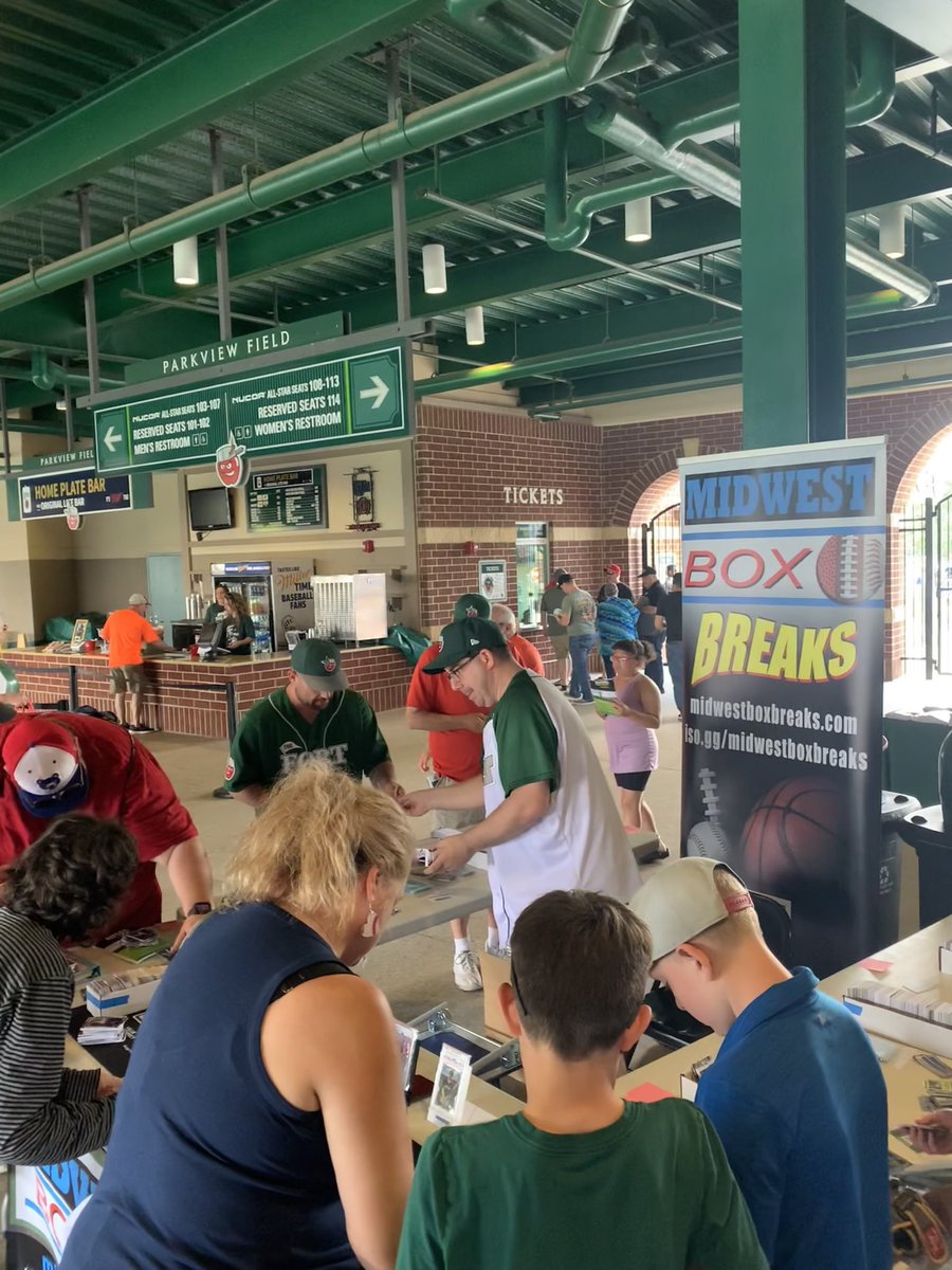 Who doesn’t love free baseball cards?! Thanks to @midwestboxbreak for being a part of our Sunday post-game autographs!