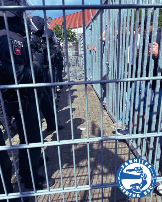 Fanhilfe_Hertha's tweet photo. Die Polizei führte heute eine pauschale Maßnahme gegen einen Großteil der Herthafans durch. Diese haben dadurch das Spiel verpasst.

Die Einlass-Situation vor Ort ist untragbar.

#OSNBSC #HaHoHe https://t.co/vmM6JWlOjB